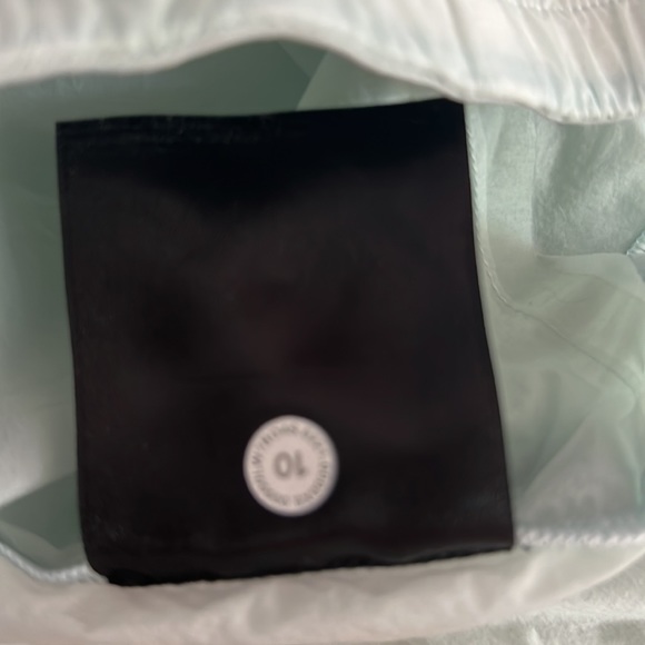 NWT Lululemon step out short - Picture 6 of 7